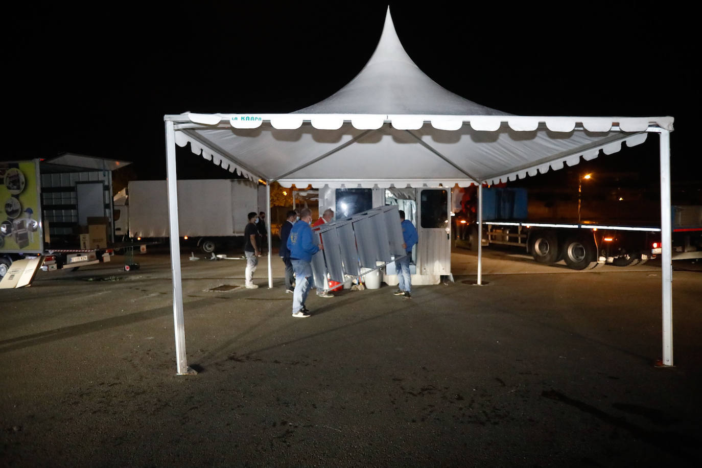 Este jueves comenzaron las labores de montaje del autocovid en la explanada de la Escuela de Marina Civil, en la avenida de La Pecuaria. Este punto de pruebas, anteriormente situado en las inmediaciones del hospital de Cabueñes, se traslada hasta el Campus debido a la instalación del hospital de campaña junto al centro médico.