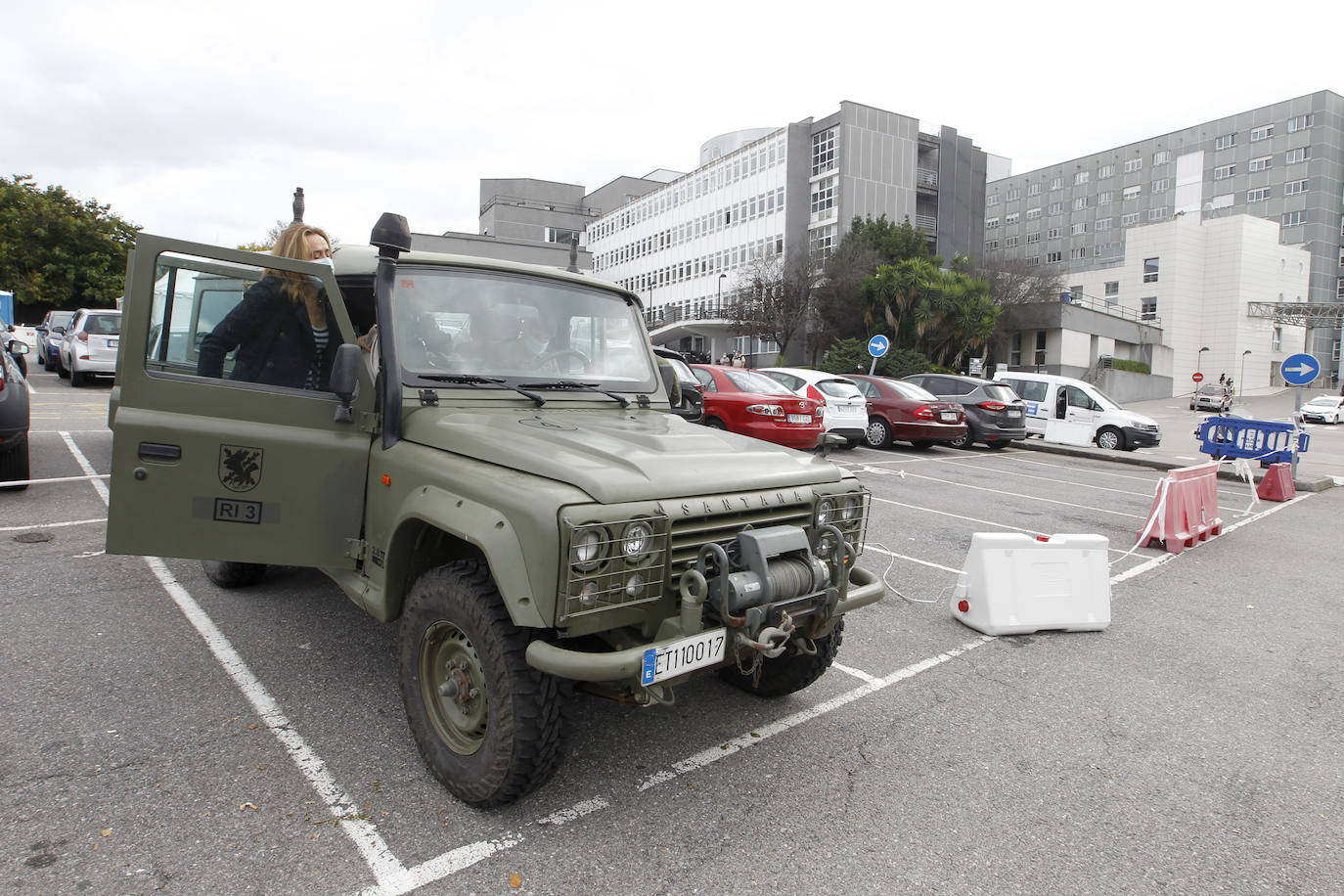 Miembros de las Fuerzas Armadas han estado este jueves en el centro sanitario gijonés para inspeccionar sobre el terreno el espacio en el que se desplegarán en el aparcamiento, en la zona del autocovid.