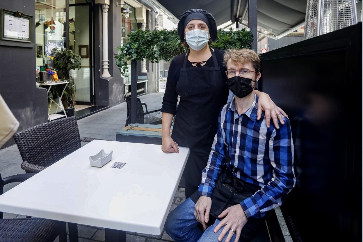 Begoña e Isidro en la terraza de su local, en el barrio de El Carmen. 