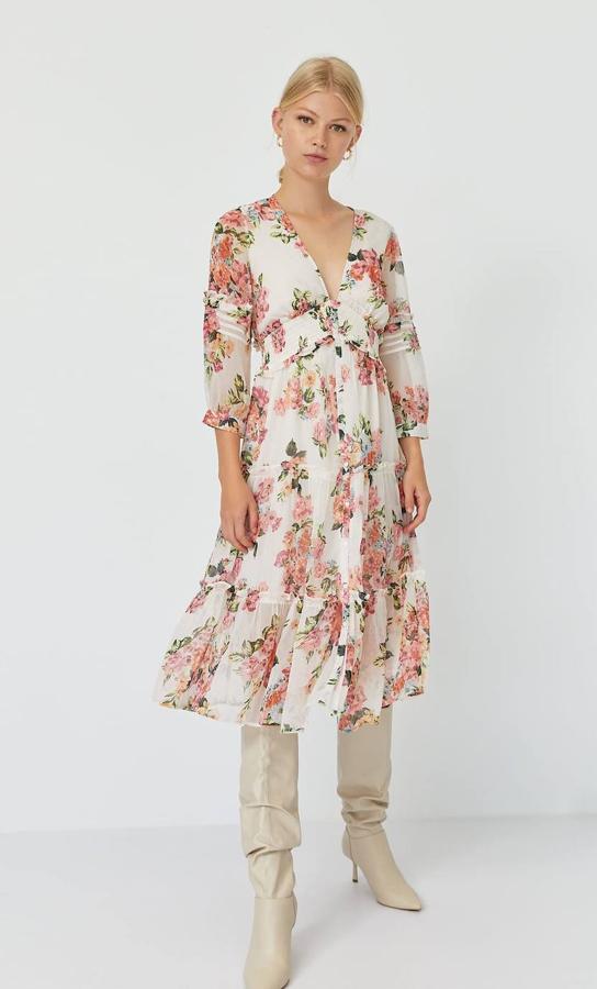 Vestido midi estampado con escote en pico y detalle de frunces en el pecho de Stradivarius, 25,99 euros.