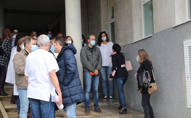 Imagen principal - Coronavirus en Asturias | Los médicos de Urgencias de Cabueñes afirman estar viviendo «una situación intolerable de enorme estrés, inseguridad y frustración»