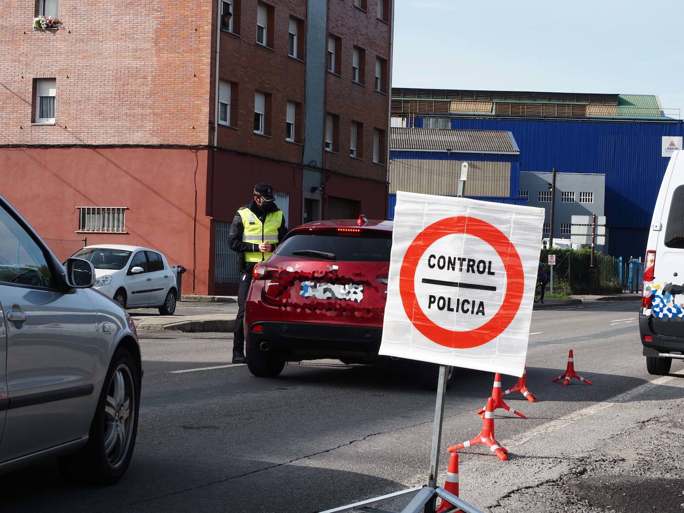 Los vecinos de Gijón, Oviedo y Avilés no pueden desde hoy salir de sus localidades de residencia por ningún motivo que no esté relacionado con el desempeño de su trabajo, la asistencia a su centro educativo o una cita médica, el cuidado de personas mayores, dependientes o menores, la realización de gestiones inaplazables o el retorno a su lugar de residencia, entre otras cuestiones. Las fuerzas de seguridad vuelven a controlar el tránsito de vehículos a la entrada y salida de las ciudades