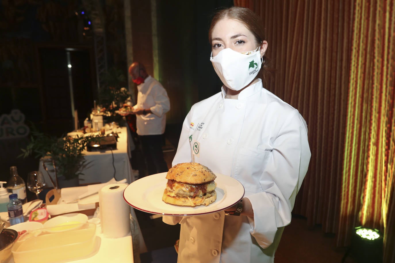 La hamburguesa casera elaborada por el granadino Pablo Gómez, se convirtió en la ganadora del Campeonato de España Foodie que se llevó a cabo en las instalaciones de la Universidad Laboral de Gijón.