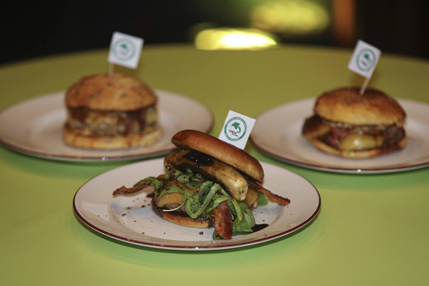 La hamburguesa casera elaborada por el granadino Pablo Gómez, se convirtió en la ganadora del Campeonato de España Foodie que se llevó a cabo en las instalaciones de la Universidad Laboral de Gijón.