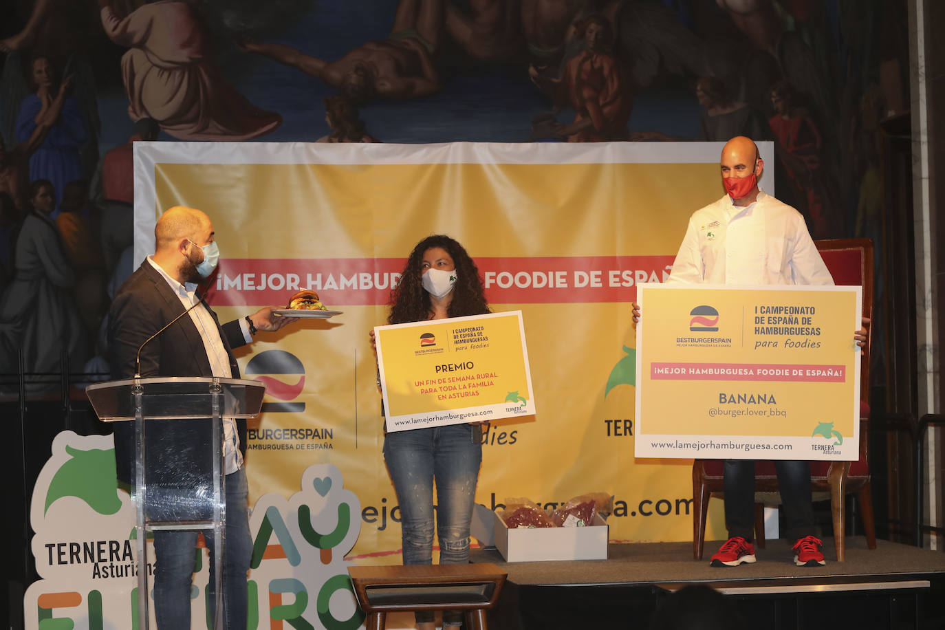 La hamburguesa casera elaborada por el granadino Pablo Gómez, se convirtió en la ganadora del Campeonato de España Foodie que se llevó a cabo en las instalaciones de la Universidad Laboral de Gijón.