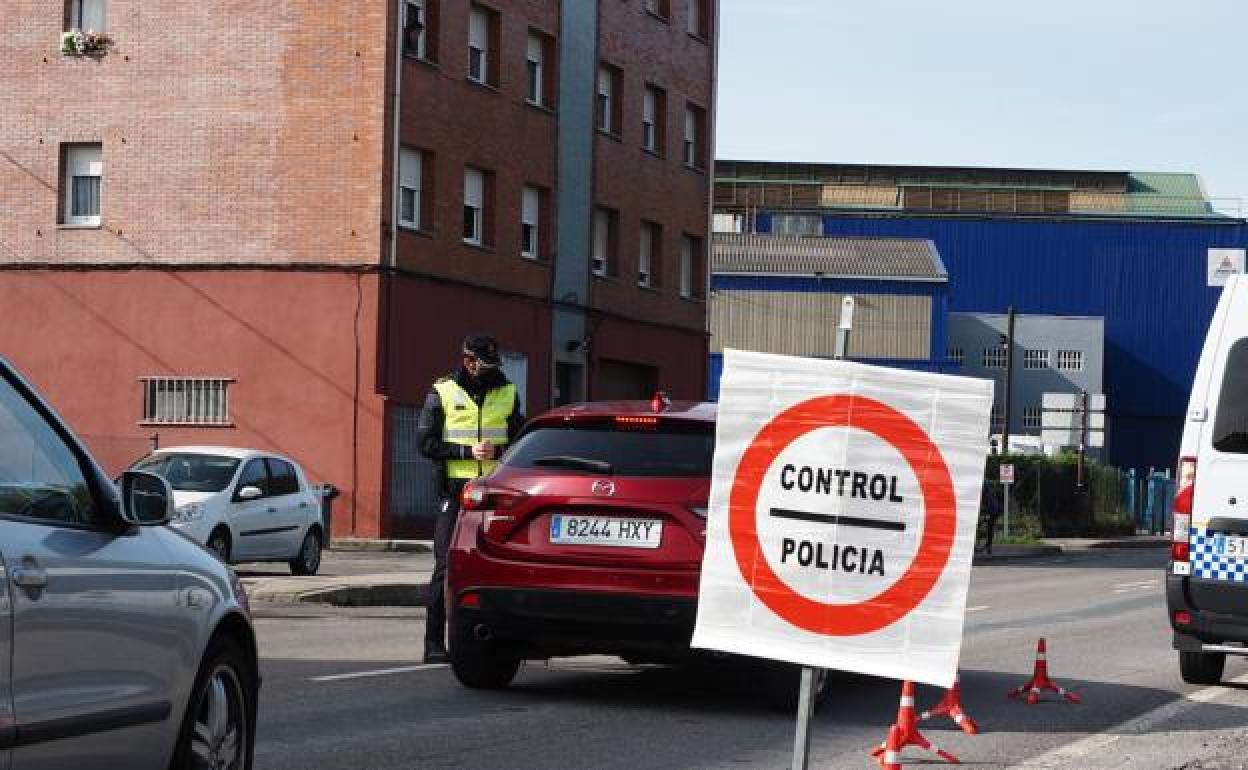 La Policía Local en uno de los controles informativos. 