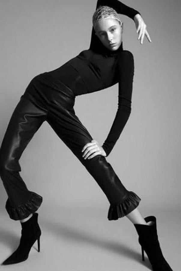 Modelos, influencers o incluso famosas tiradas por los suelos, con retorcidas poses y con algunas posturas que no se caracterizan precisamente por la comodidad. En Instagram y en el mundo de la moda cada vez es más común encontrarse con este tipo de imágenes casi imposibles en las que modelos o influencers posan con las últimas tendencias y con esas posturas que rozan lo exagerado. Una realidad a la que hemos decidido darle un toque de humor recopilando algunas de las mejores y otras que hemos encontrado en la famosa cuenta de Instagram de 'Modelos con ciática' que critica precisamente estas antinaturales poses a golpe de meme. Está claro que originalidad no les falta.