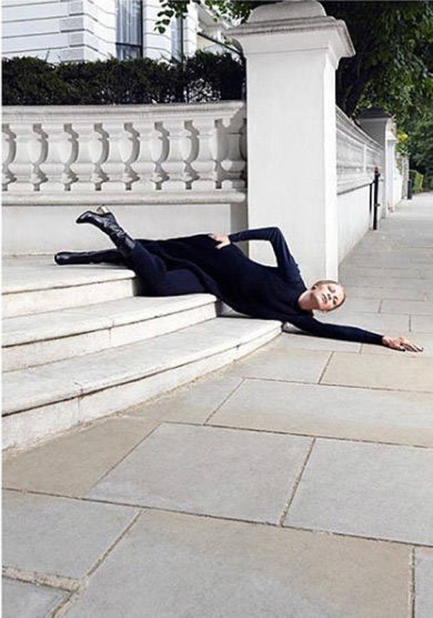 Modelos, influencers o incluso famosas tiradas por los suelos, con retorcidas poses y con algunas posturas que no se caracterizan precisamente por la comodidad. En Instagram y en el mundo de la moda cada vez es más común encontrarse con este tipo de imágenes casi imposibles en las que modelos o influencers posan con las últimas tendencias y con esas posturas que rozan lo exagerado. Una realidad a la que hemos decidido darle un toque de humor recopilando algunas de las mejores y otras que hemos encontrado en la famosa cuenta de Instagram de 'Modelos con ciática' que critica precisamente estas antinaturales poses a golpe de meme. Está claro que originalidad no les falta.