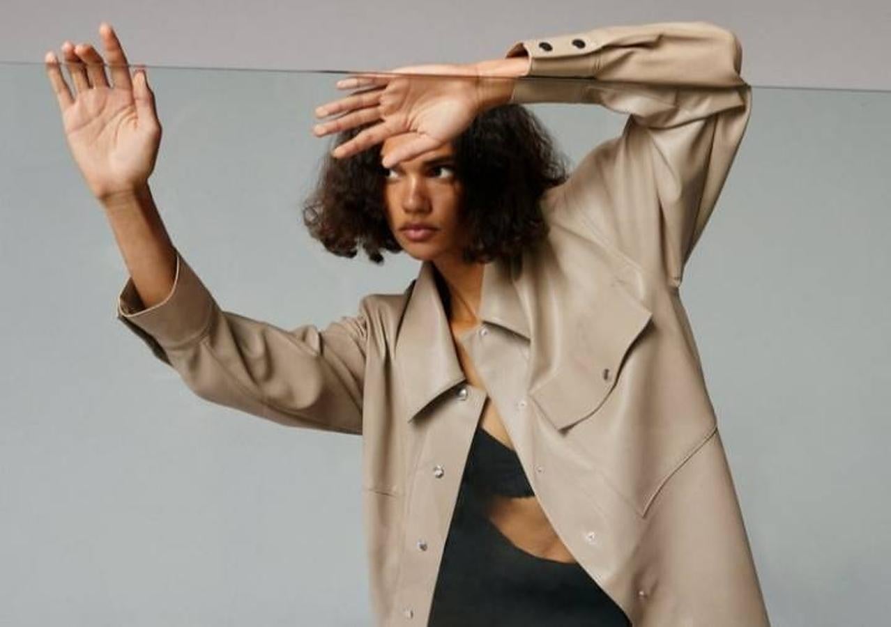 Modelos, influencers o incluso famosas tiradas por los suelos, con retorcidas poses y con algunas posturas que no se caracterizan precisamente por la comodidad. En Instagram y en el mundo de la moda cada vez es más común encontrarse con este tipo de imágenes casi imposibles en las que modelos o influencers posan con las últimas tendencias y con esas posturas que rozan lo exagerado. Una realidad a la que hemos decidido darle un toque de humor recopilando algunas de las mejores y otras que hemos encontrado en la famosa cuenta de Instagram de 'Modelos con ciática' que critica precisamente estas antinaturales poses a golpe de meme. Está claro que originalidad no les falta.