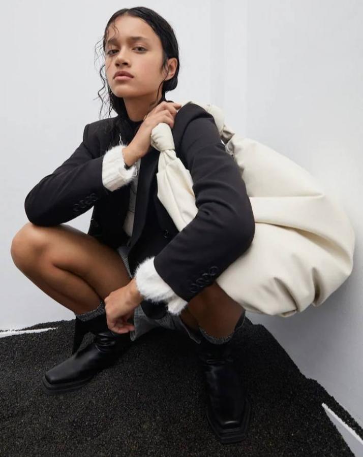 Modelos, influencers o incluso famosas tiradas por los suelos, con retorcidas poses y con algunas posturas que no se caracterizan precisamente por la comodidad. En Instagram y en el mundo de la moda cada vez es más común encontrarse con este tipo de imágenes casi imposibles en las que modelos o influencers posan con las últimas tendencias y con esas posturas que rozan lo exagerado. Una realidad a la que hemos decidido darle un toque de humor recopilando algunas de las mejores y otras que hemos encontrado en la famosa cuenta de Instagram de 'Modelos con ciática' que critica precisamente estas antinaturales poses a golpe de meme. Está claro que originalidad no les falta.