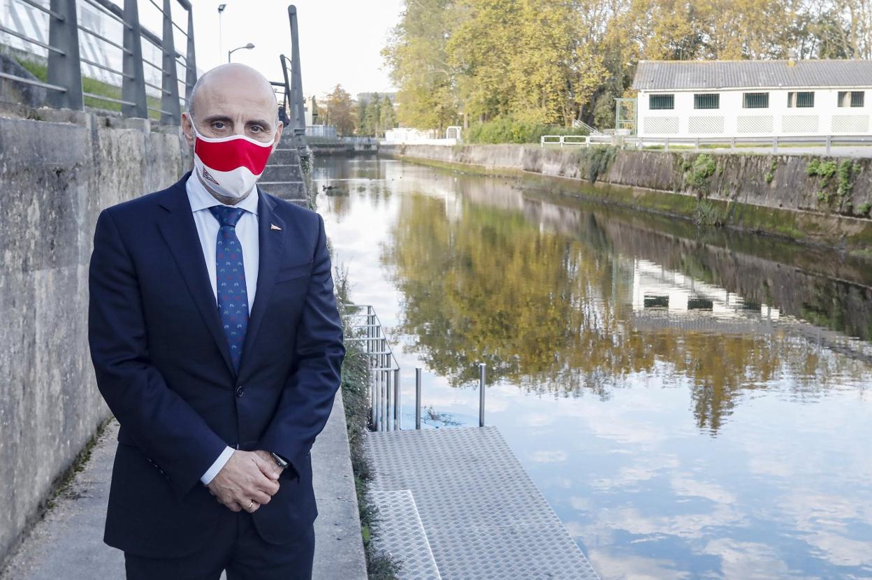 Antonio Corripio, junto al embarcadero que usa el Grupo en la senda fluvial para acceder al anillo navegable del río Piles. 