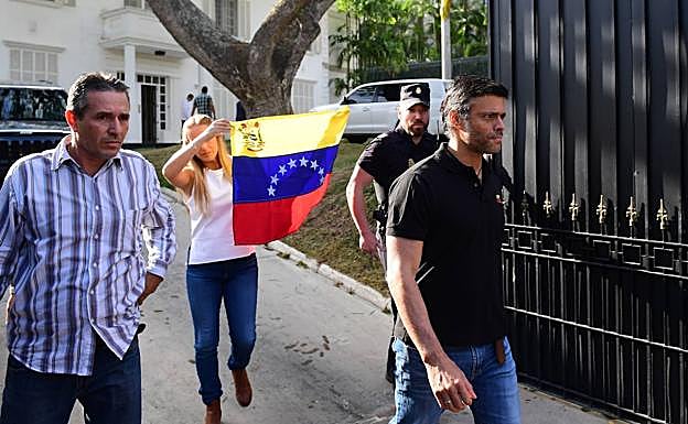 Leopoldo López, en el momento de salir de la sede de la Embajada de España en Venezuela.
