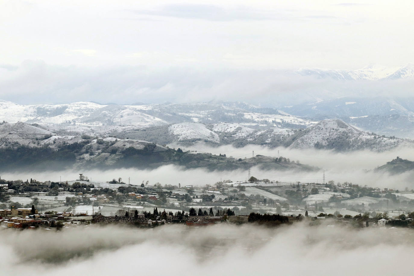 Las tonalidades blancas, azules y grises que concede la llegada del frío a algunas ciudades como Oviedo —en la imagen—, convierte estos lugares en increibles paisajes de los que disfrutar pese a las bajas temperaturas. 