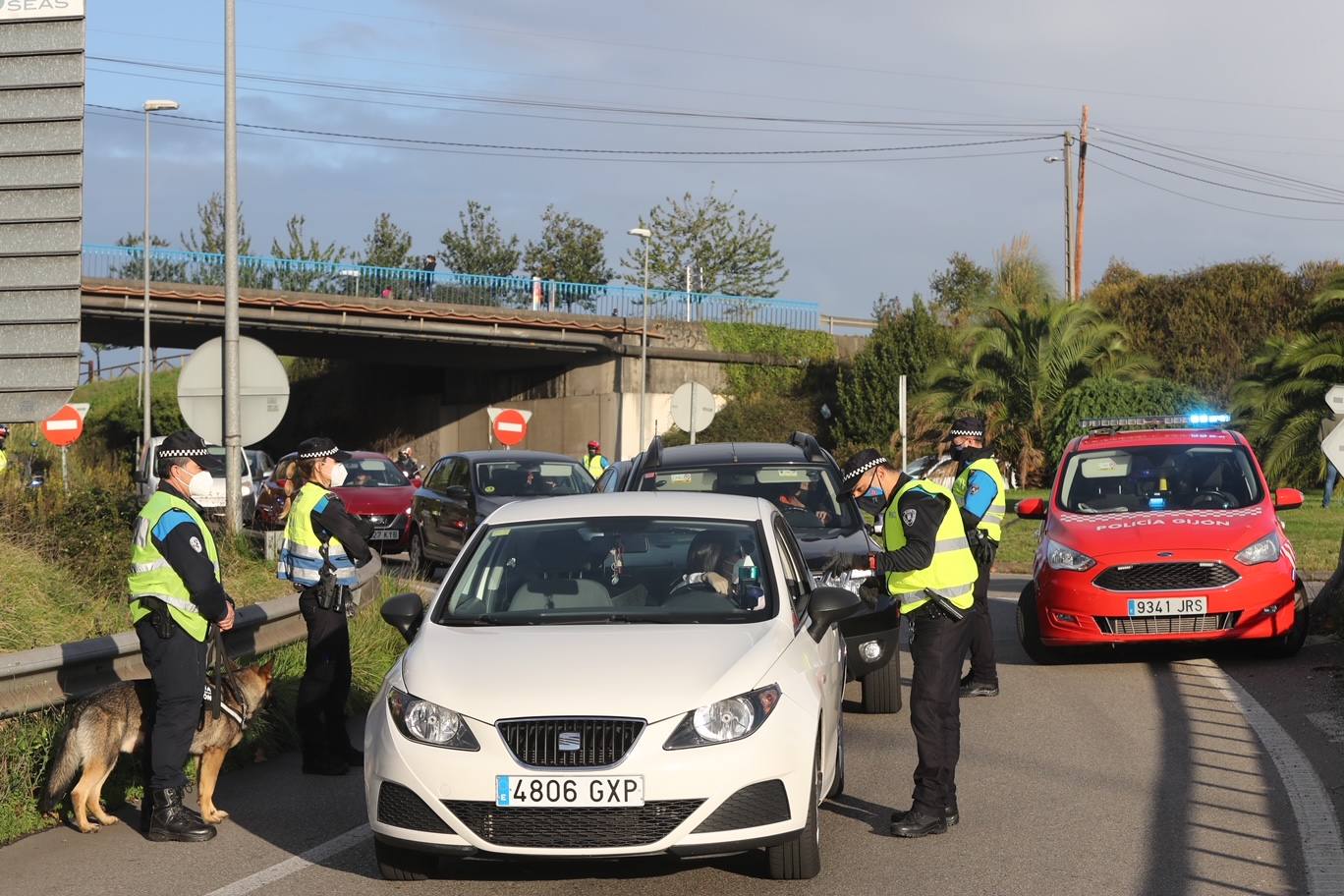 Fotos: Los controles policiales se intensifican en las salidas y entradas de Gijón, Oviedo y Avilés