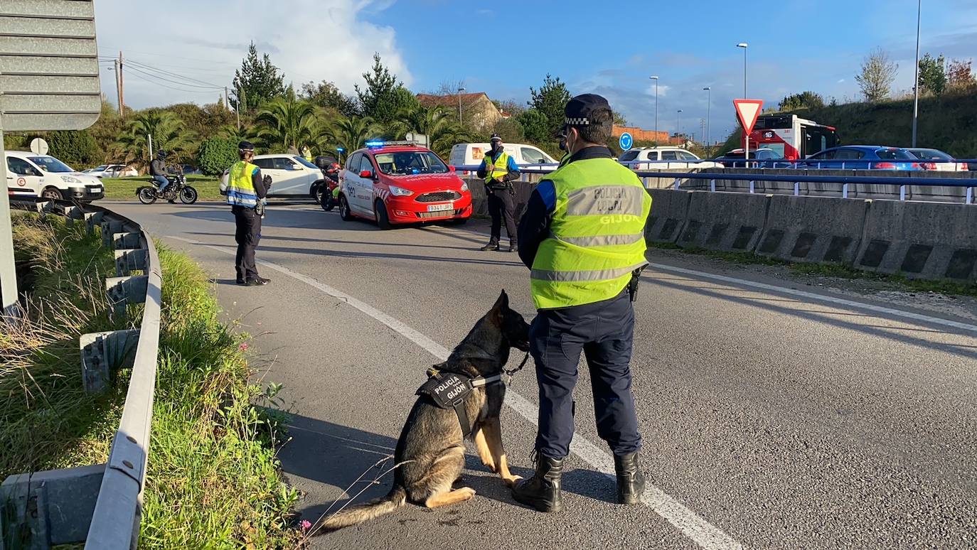 Fotos: Los controles policiales se intensifican en las salidas y entradas de Gijón, Oviedo y Avilés