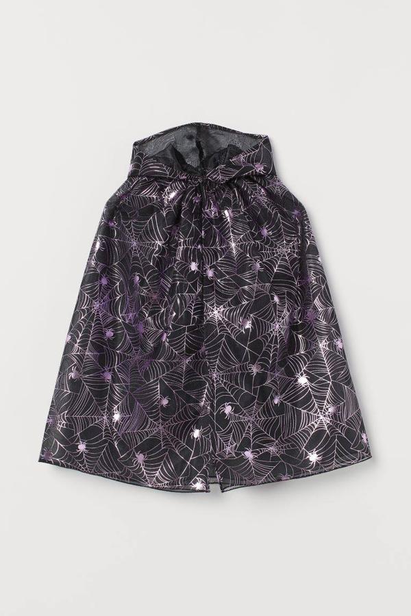 Capa con estampado de telas de araña de H&M, 9,99 euros.