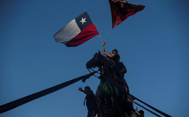 Manifestantes ondean banderas de Chile 