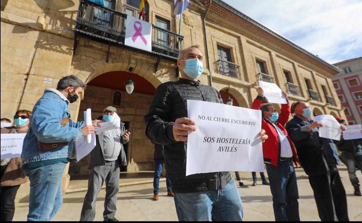 Concentración de hosteleros en la plaza de España esta mañana. 