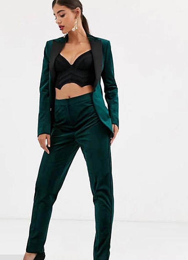 Pantalones de traje tipo smoking (45,99 euros) y americana de terciopelo a juego de Asos (61,99 euros).