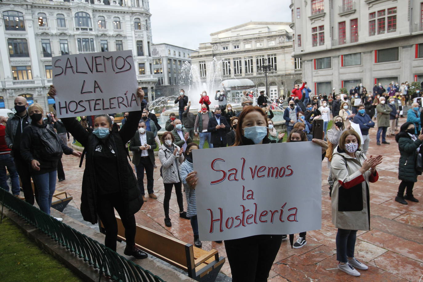 La Asociación de Hostelería y Turismo de Asturias (Otea) ha organizado este martes una concentración en Oviedo contra las medidas adoptadas por las administraciones frente a la pandemia del coronavirus. Además, han reclamado un «plan de rescate ya» —como se podía leer en alguna pancarta— para el sector.