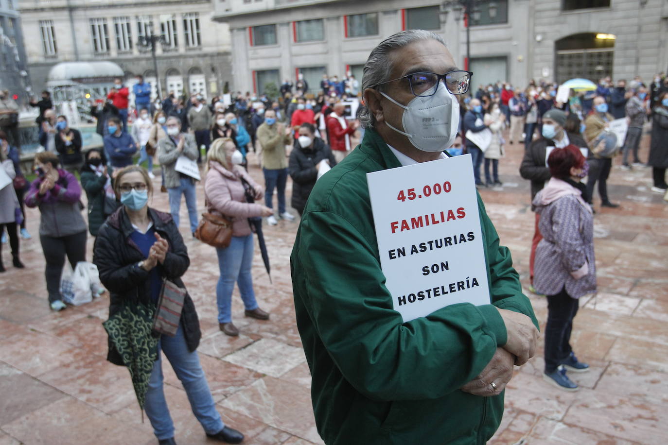 La Asociación de Hostelería y Turismo de Asturias (Otea) ha organizado este martes una concentración en Oviedo contra las medidas adoptadas por las administraciones frente a la pandemia del coronavirus. Además, han reclamado un «plan de rescate ya» —como se podía leer en alguna pancarta— para el sector.