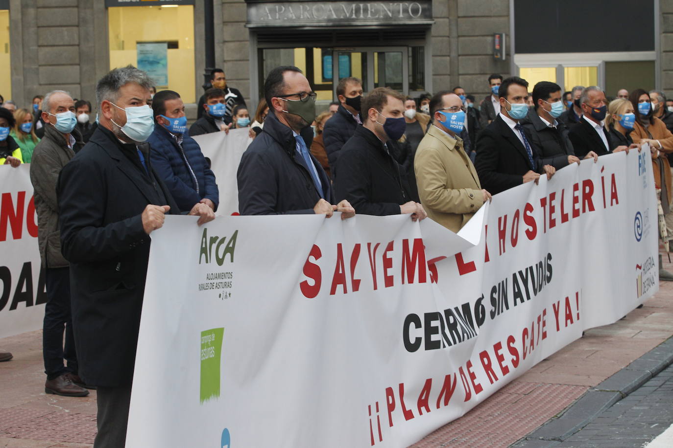 La Asociación de Hostelería y Turismo de Asturias (Otea) ha organizado este martes una concentración en Oviedo contra las medidas adoptadas por las administraciones frente a la pandemia del coronavirus. Además, han reclamado un «plan de rescate ya» —como se podía leer en alguna pancarta— para el sector.