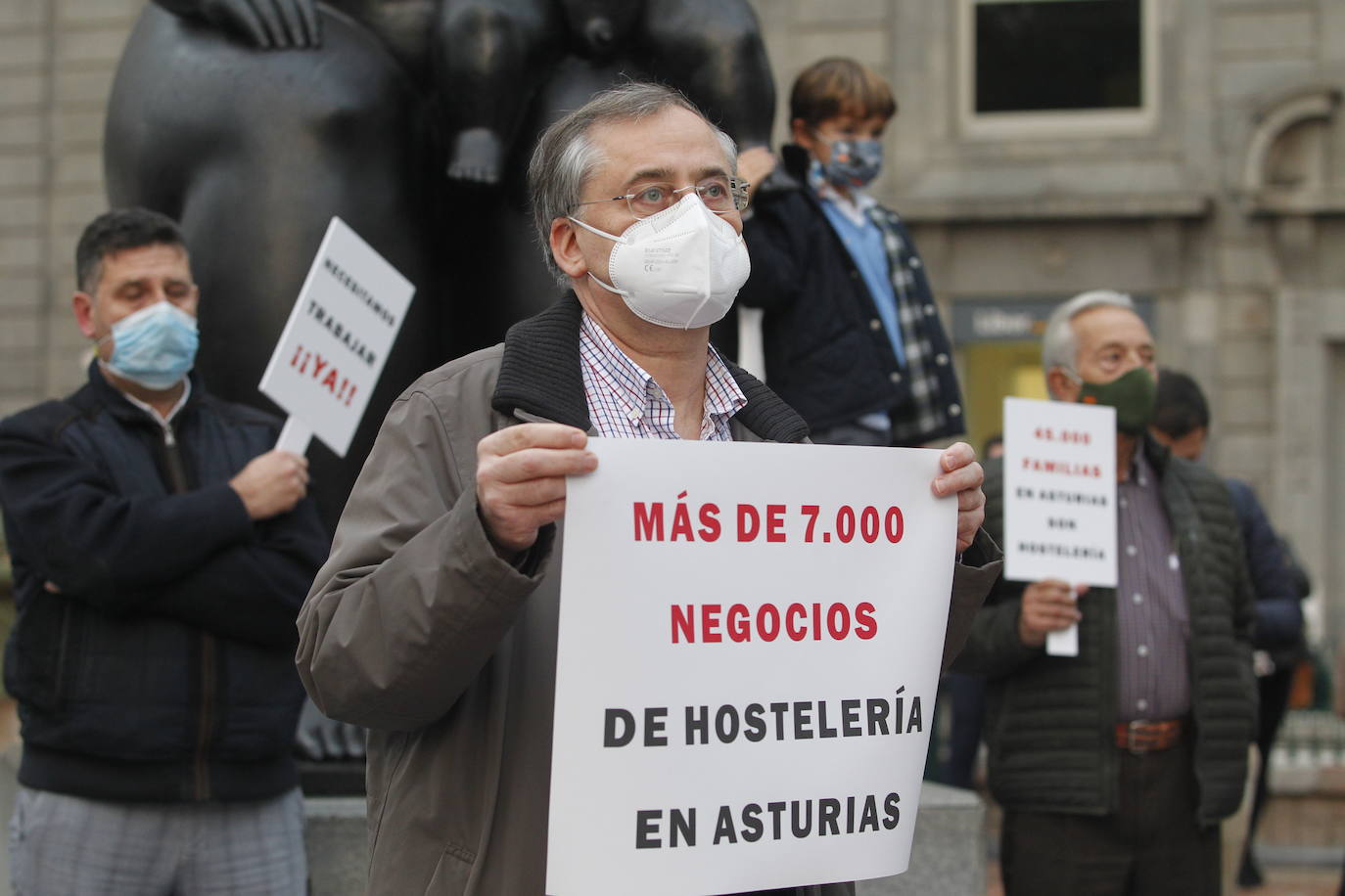 La Asociación de Hostelería y Turismo de Asturias (Otea) ha organizado este martes una concentración en Oviedo contra las medidas adoptadas por las administraciones frente a la pandemia del coronavirus. Además, han reclamado un «plan de rescate ya» —como se podía leer en alguna pancarta— para el sector.