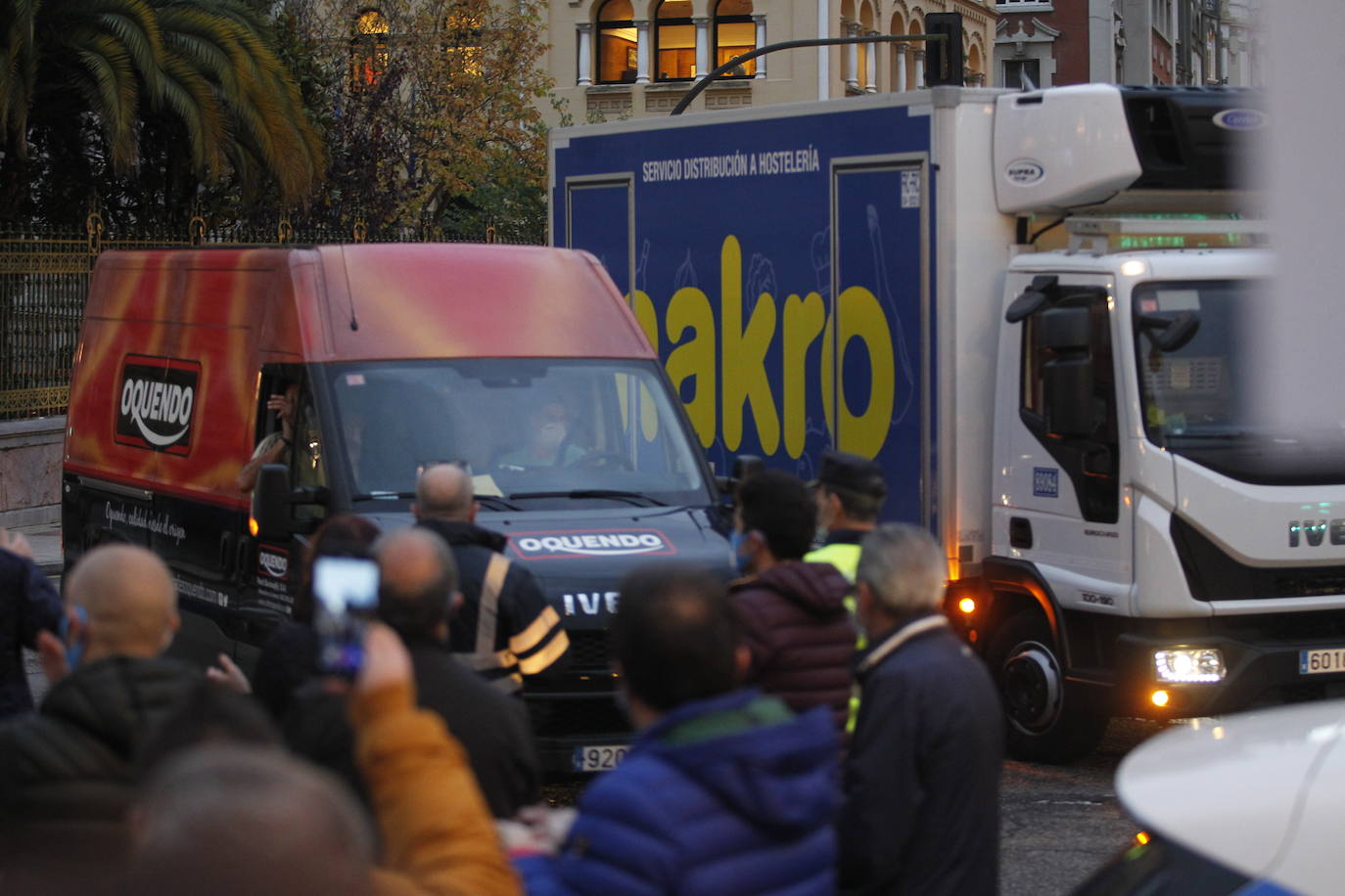 La Asociación de Hostelería y Turismo de Asturias (Otea) ha organizado este martes una concentración en Oviedo contra las medidas adoptadas por las administraciones frente a la pandemia del coronavirus. Además, han reclamado un «plan de rescate ya» —como se podía leer en alguna pancarta— para el sector.