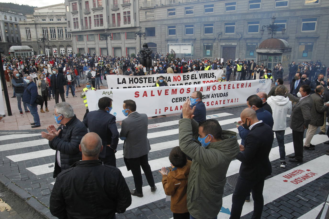 La Asociación de Hostelería y Turismo de Asturias (Otea) ha organizado este martes una concentración en Oviedo contra las medidas adoptadas por las administraciones frente a la pandemia del coronavirus. Además, han reclamado un «plan de rescate ya» —como se podía leer en alguna pancarta— para el sector.