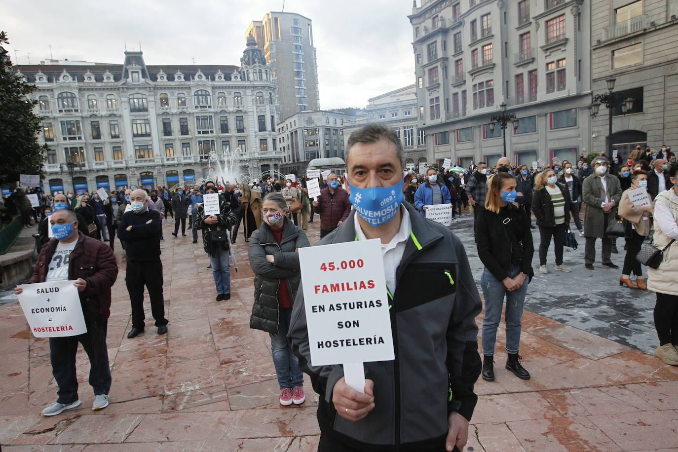 La Asociación de Hostelería y Turismo de Asturias (Otea) ha organizado este martes una concentración en Oviedo contra las medidas adoptadas por las administraciones frente a la pandemia del coronavirus. Además, han reclamado un «plan de rescate ya» —como se podía leer en alguna pancarta— para el sector.