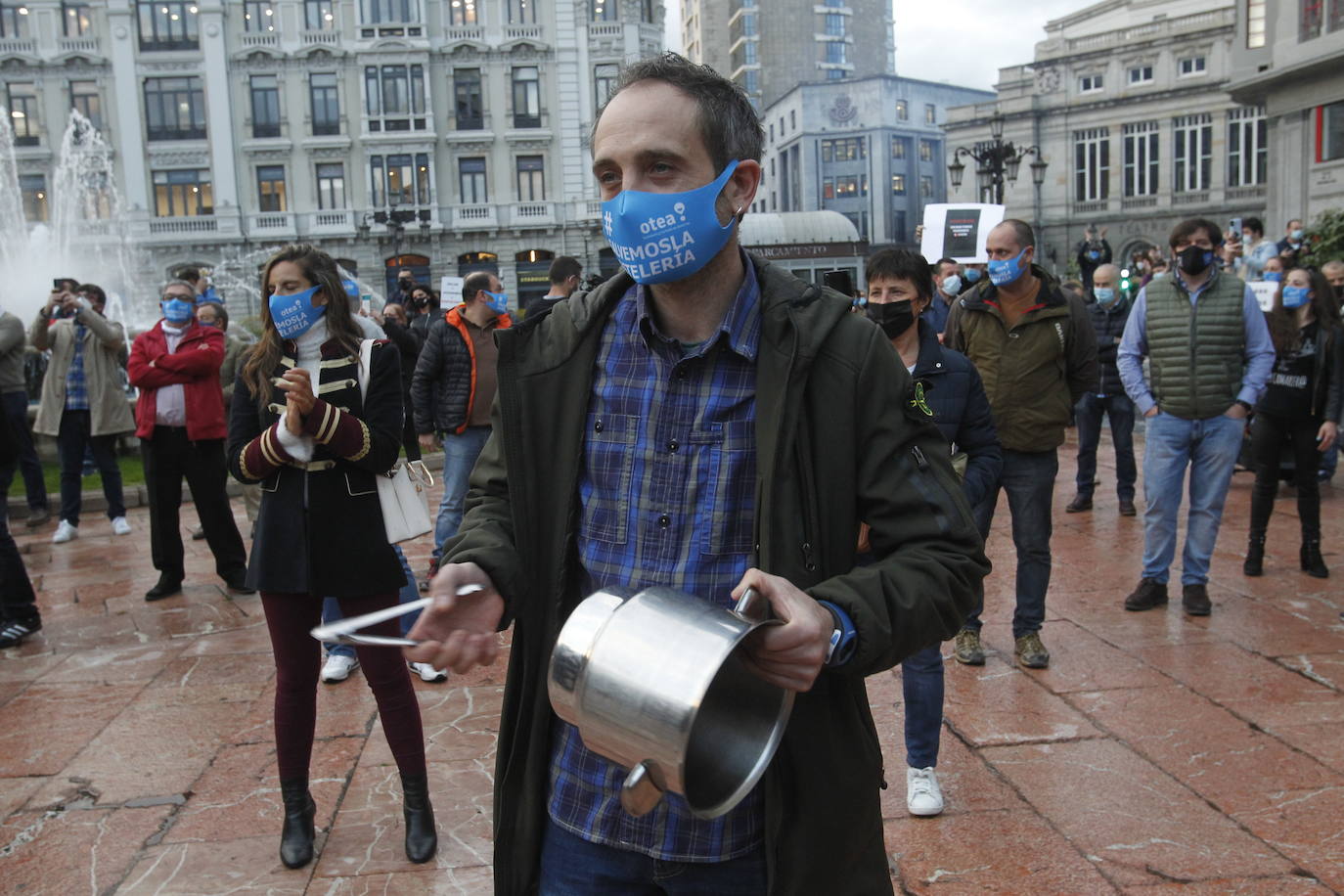 La Asociación de Hostelería y Turismo de Asturias (Otea) ha organizado este martes una concentración en Oviedo contra las medidas adoptadas por las administraciones frente a la pandemia del coronavirus. Además, han reclamado un «plan de rescate ya» —como se podía leer en alguna pancarta— para el sector.