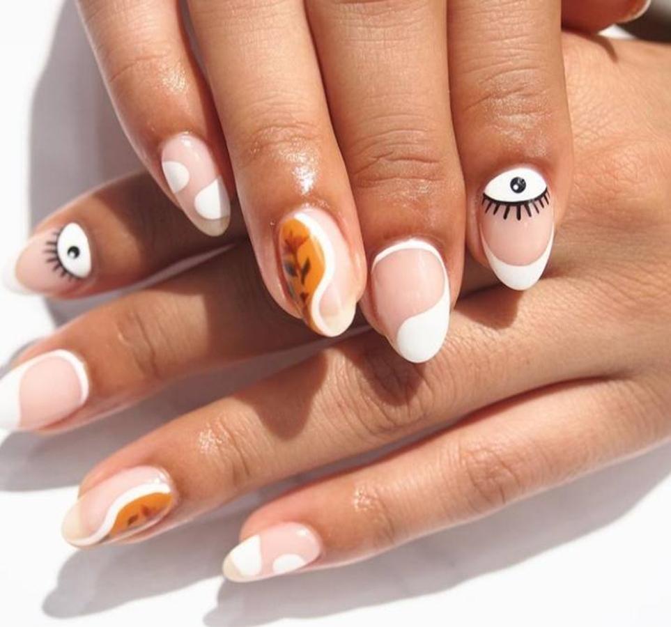 Las manicuras y el 'nail art' se han convertido en un complemento de moda cada vez más alejado de los clásicos diseños de uñas monocolor o la clásica manicura francesa de toda la vida. De hecho, este otoño los diseños más originales de manicuras seguirán siendo tendencia. Diseños de uñas en los que los tonos tostados son protagonistas, pero en los que también hay cabida para colores nude, el estampado animal, pan de oro, figuras geométricas o incluso purpurina. Aquí te dejamos algunos de los diseños más originales para esta temporada.