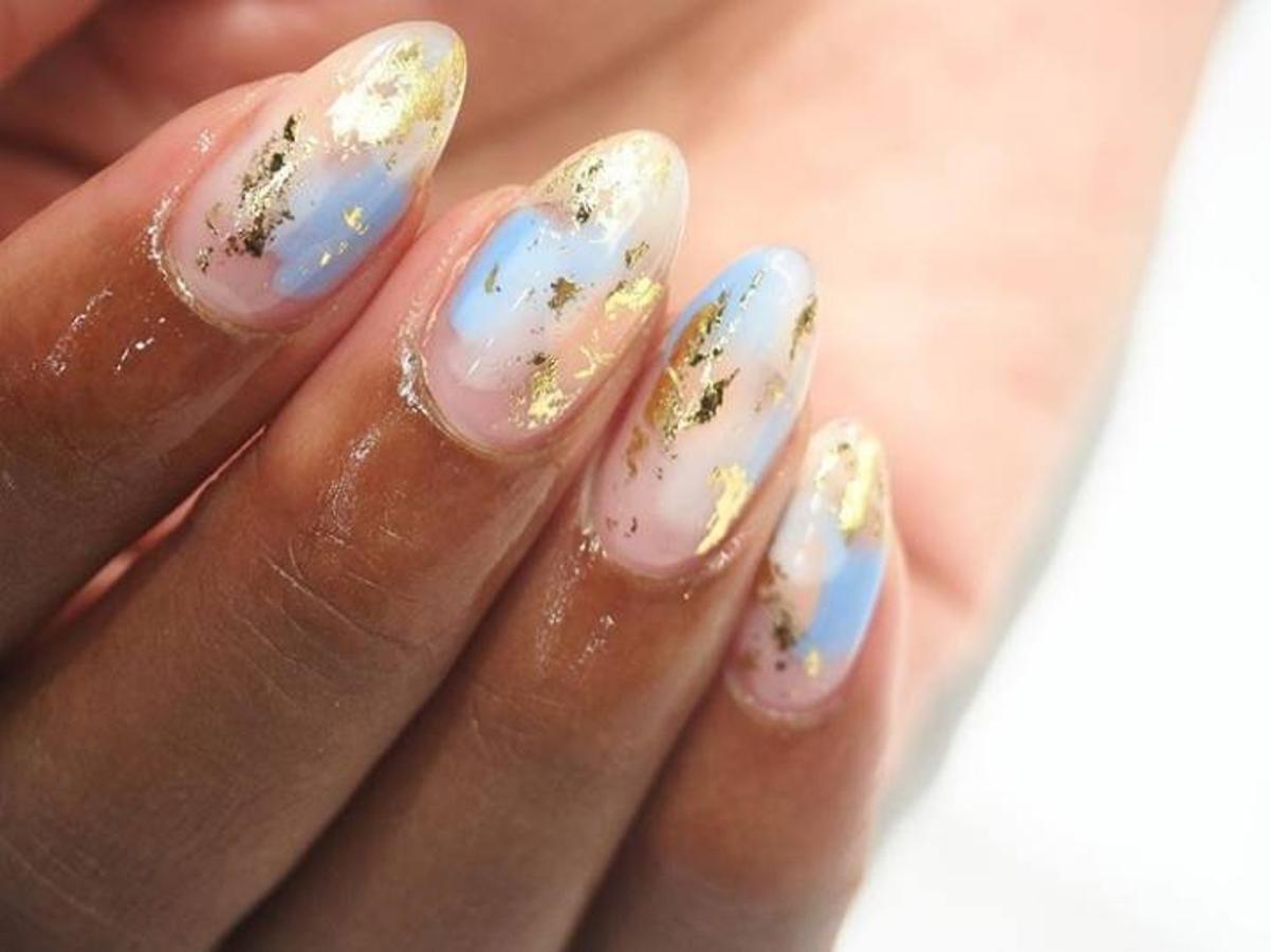 Las manicuras y el 'nail art' se han convertido en un complemento de moda cada vez más alejado de los clásicos diseños de uñas monocolor o la clásica manicura francesa de toda la vida. De hecho, este otoño los diseños más originales de manicuras seguirán siendo tendencia. Diseños de uñas en los que los tonos tostados son protagonistas, pero en los que también hay cabida para colores nude, el estampado animal, pan de oro, figuras geométricas o incluso purpurina. Aquí te dejamos algunos de los diseños más originales para esta temporada.