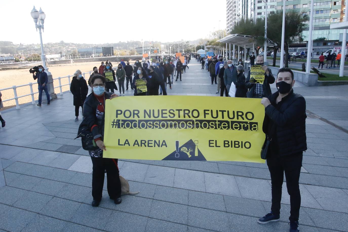 Los participantes en la protesta han marchado por las aceras hasta el centro de Gijón, después de que Delegación del Gobierno les prohibiera la manifestación. Durante la marcha, han recibido el apoyo de vecinos y otros colectivos también afectados por las medidas del Gobierno, como los repartidos de bebida.
