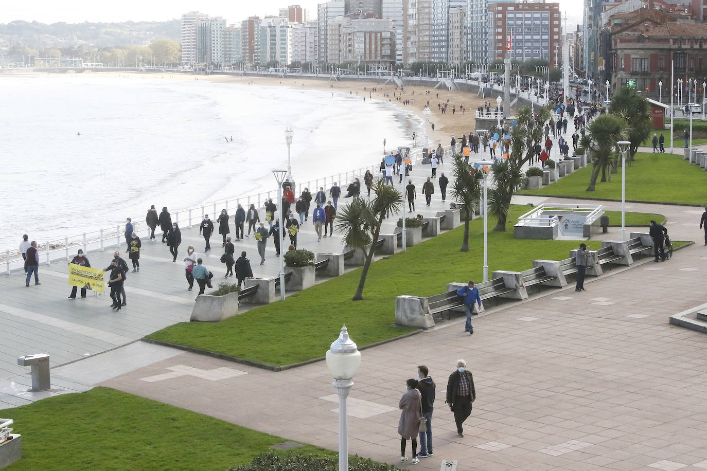 Los participantes en la protesta han marchado por las aceras hasta el centro de Gijón, después de que Delegación del Gobierno les prohibiera la manifestación. Durante la marcha, han recibido el apoyo de vecinos y otros colectivos también afectados por las medidas del Gobierno, como los repartidos de bebida.