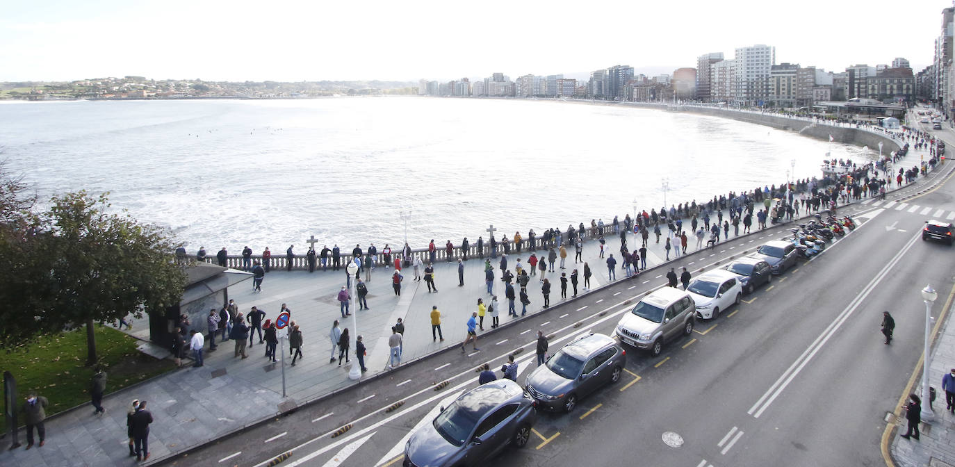 Los participantes en la protesta han marchado por las aceras hasta el centro de Gijón, después de que Delegación del Gobierno les prohibiera la manifestación. Durante la marcha, han recibido el apoyo de vecinos y otros colectivos también afectados por las medidas del Gobierno, como los repartidos de bebida.