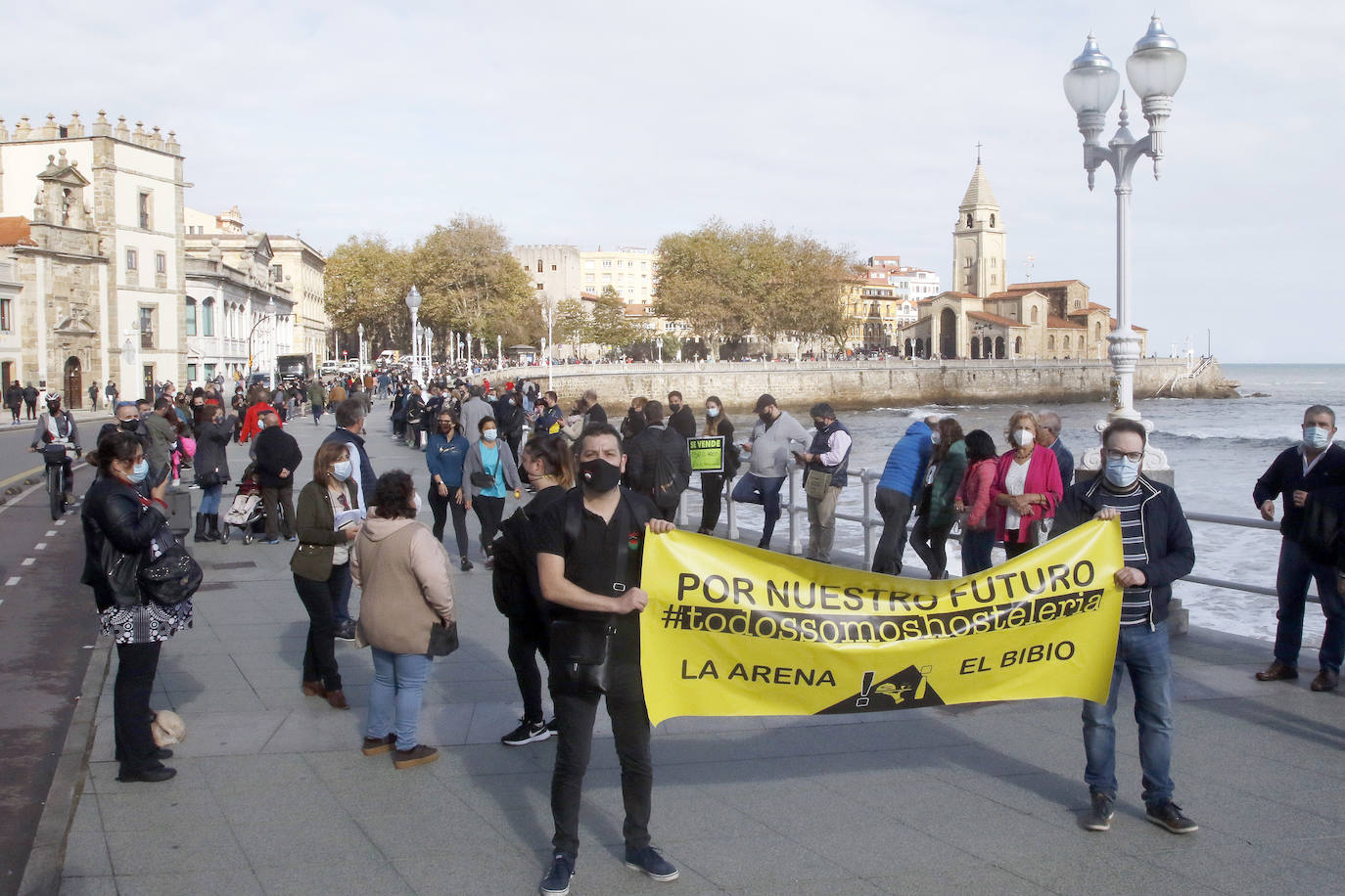 Los participantes en la protesta han marchado por las aceras hasta el centro de Gijón, después de que Delegación del Gobierno les prohibiera la manifestación. Durante la marcha, han recibido el apoyo de vecinos y otros colectivos también afectados por las medidas del Gobierno, como los repartidos de bebida.