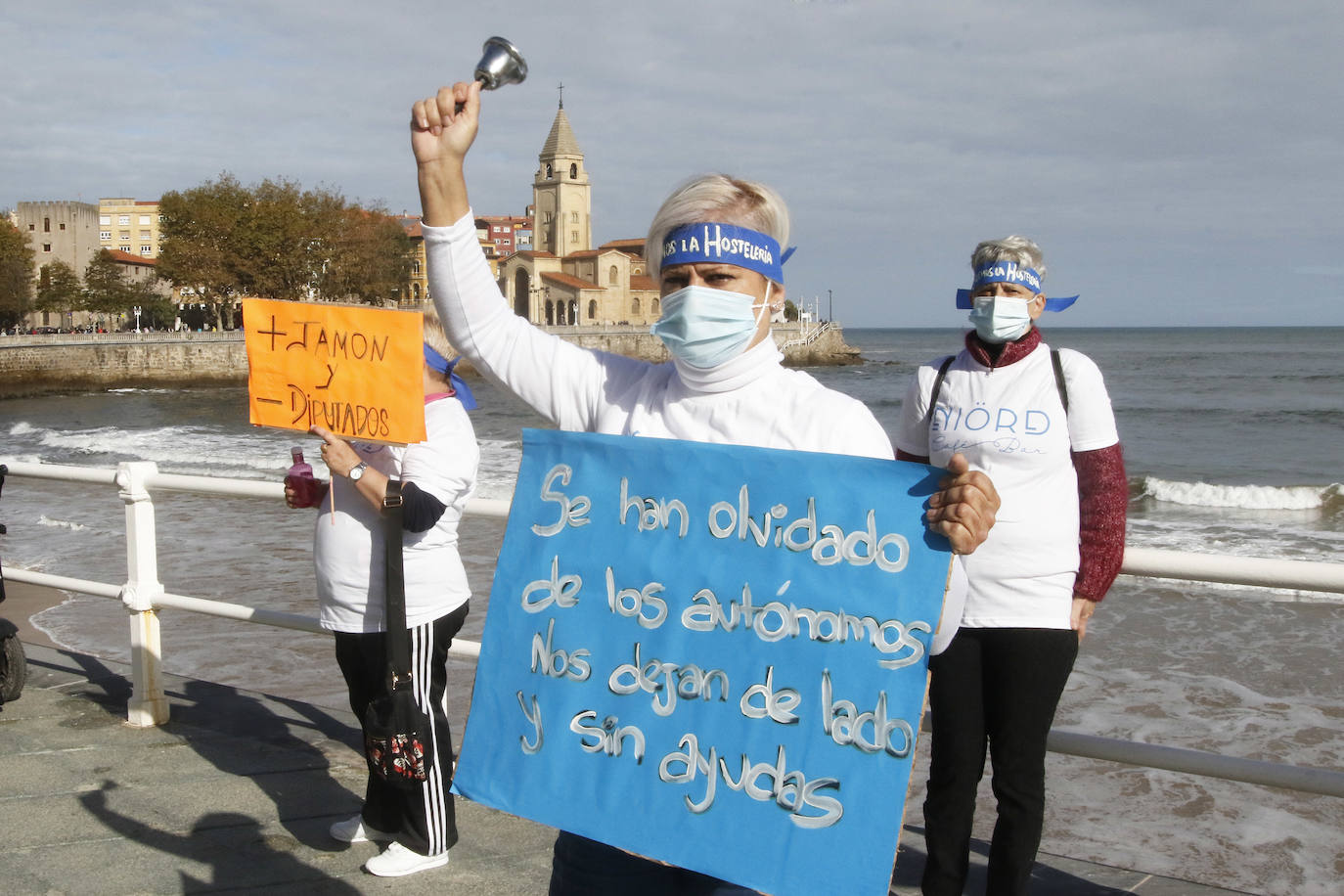 Los participantes en la protesta han marchado por las aceras hasta el centro de Gijón, después de que Delegación del Gobierno les prohibiera la manifestación. Durante la marcha, han recibido el apoyo de vecinos y otros colectivos también afectados por las medidas del Gobierno, como los repartidos de bebida.