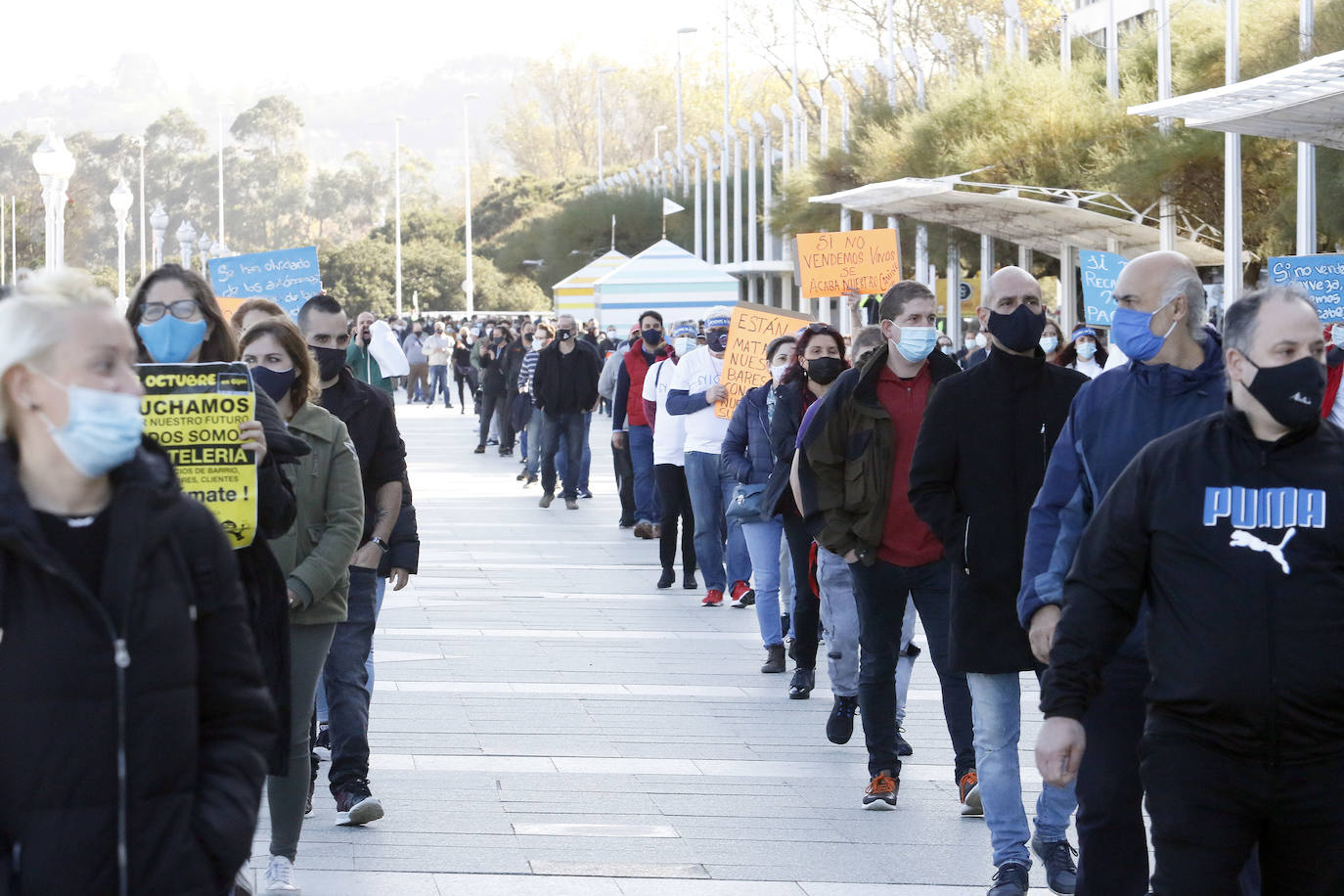 Los participantes en la protesta han marchado por las aceras hasta el centro de Gijón, después de que Delegación del Gobierno les prohibiera la manifestación. Durante la marcha, han recibido el apoyo de vecinos y otros colectivos también afectados por las medidas del Gobierno, como los repartidos de bebida.