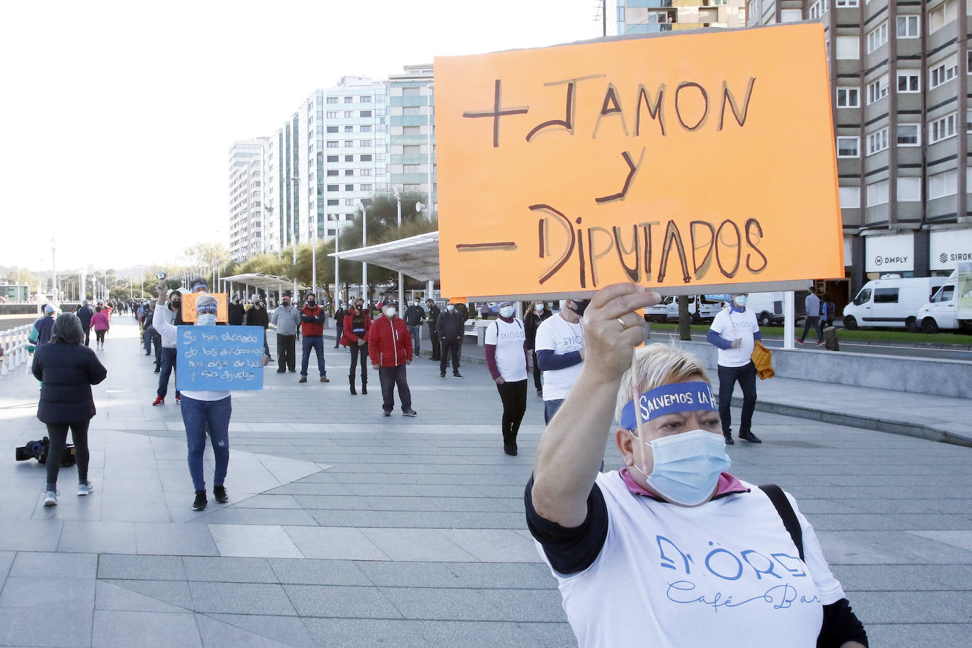 Los participantes en la protesta han marchado por las aceras hasta el centro de Gijón, después de que Delegación del Gobierno les prohibiera la manifestación. Durante la marcha, han recibido el apoyo de vecinos y otros colectivos también afectados por las medidas del Gobierno, como los repartidos de bebida.