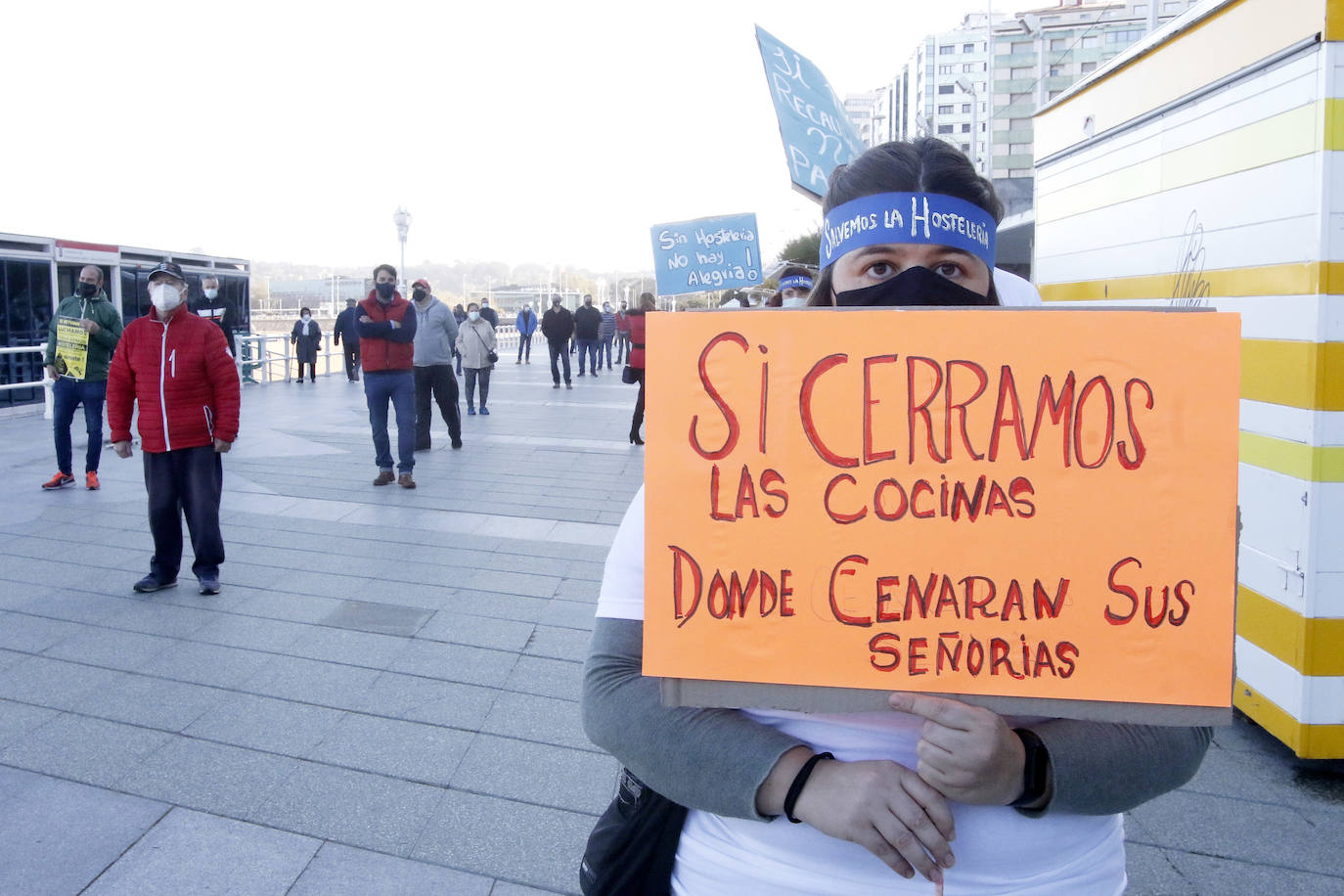 Los participantes en la protesta han marchado por las aceras hasta el centro de Gijón, después de que Delegación del Gobierno les prohibiera la manifestación. Durante la marcha, han recibido el apoyo de vecinos y otros colectivos también afectados por las medidas del Gobierno, como los repartidos de bebida.