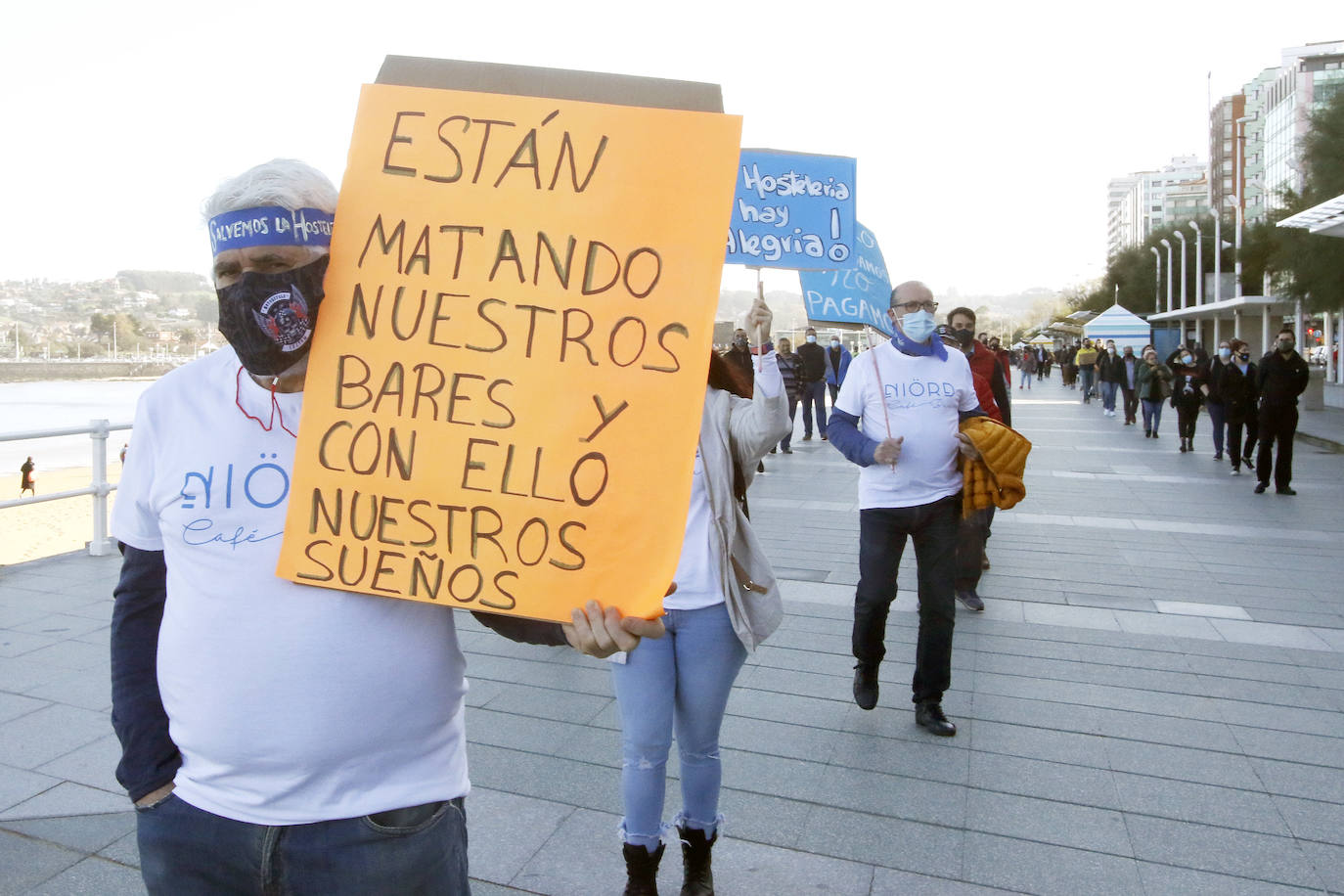 Los participantes en la protesta han marchado por las aceras hasta el centro de Gijón, después de que Delegación del Gobierno les prohibiera la manifestación. Durante la marcha, han recibido el apoyo de vecinos y otros colectivos también afectados por las medidas del Gobierno, como los repartidos de bebida.