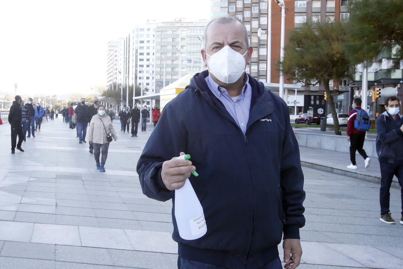 Los participantes en la protesta han marchado por las aceras hasta el centro de Gijón, después de que Delegación del Gobierno les prohibiera la manifestación. Durante la marcha, han recibido el apoyo de vecinos y otros colectivos también afectados por las medidas del Gobierno, como los repartidos de bebida.