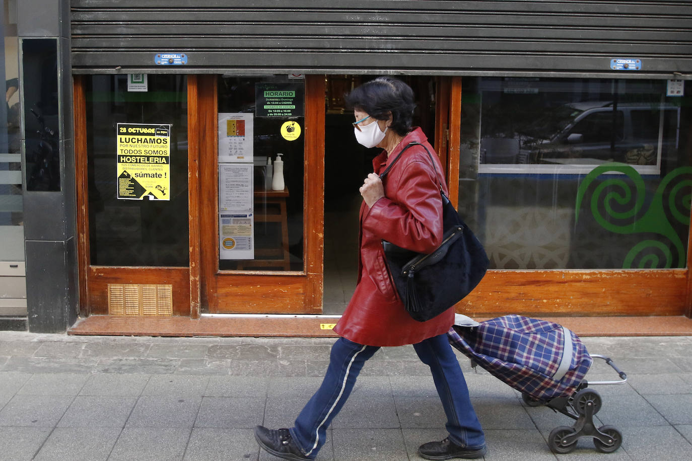 Los participantes en la protesta han marchado por las aceras hasta el centro de Gijón, después de que Delegación del Gobierno les prohibiera la manifestación. Durante la marcha, han recibido el apoyo de vecinos y otros colectivos también afectados por las medidas del Gobierno, como los repartidos de bebida.