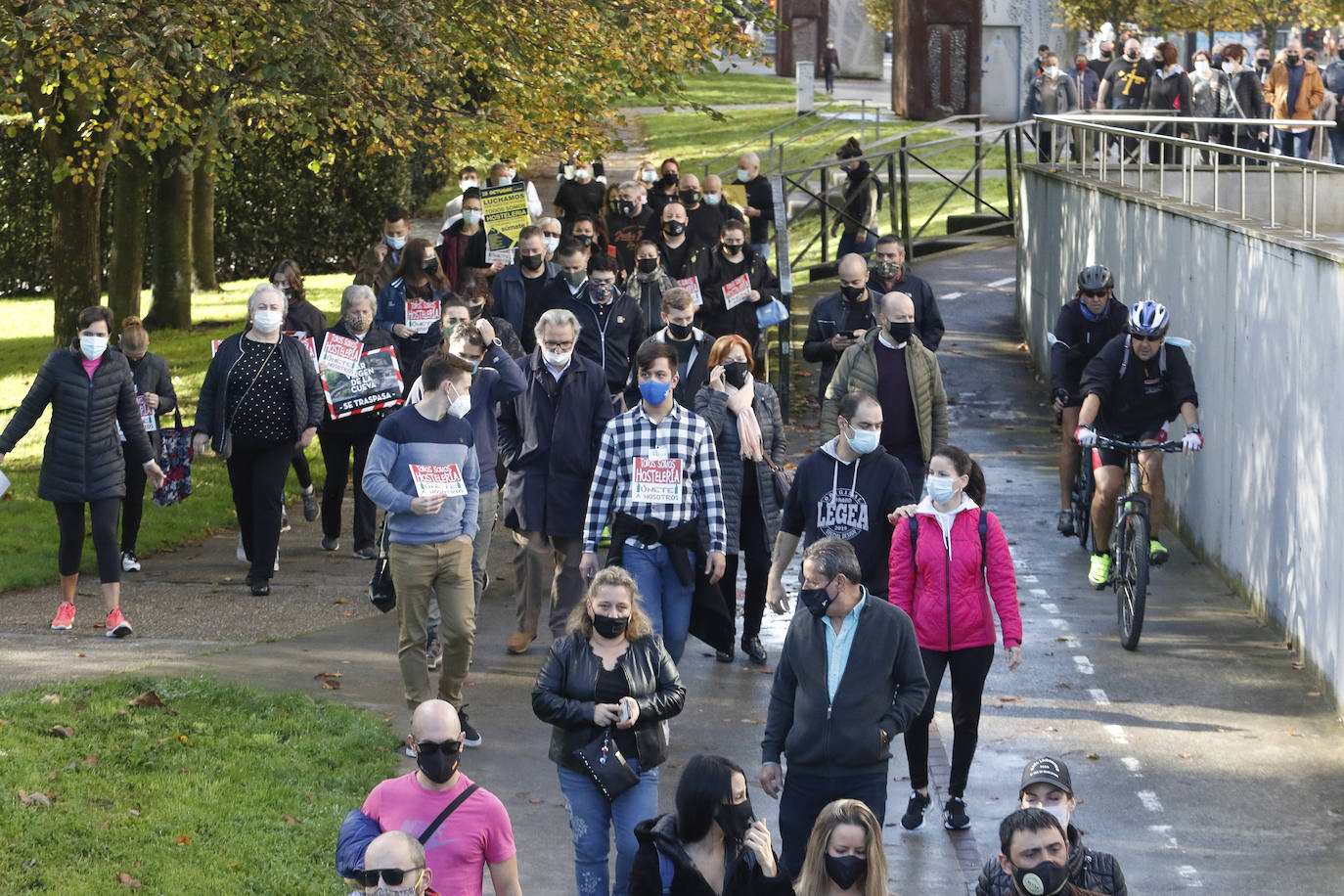 Los participantes en la protesta han marchado por las aceras hasta el centro de Gijón, después de que Delegación del Gobierno les prohibiera la manifestación. Durante la marcha, han recibido el apoyo de vecinos y otros colectivos también afectados por las medidas del Gobierno, como los repartidos de bebida.