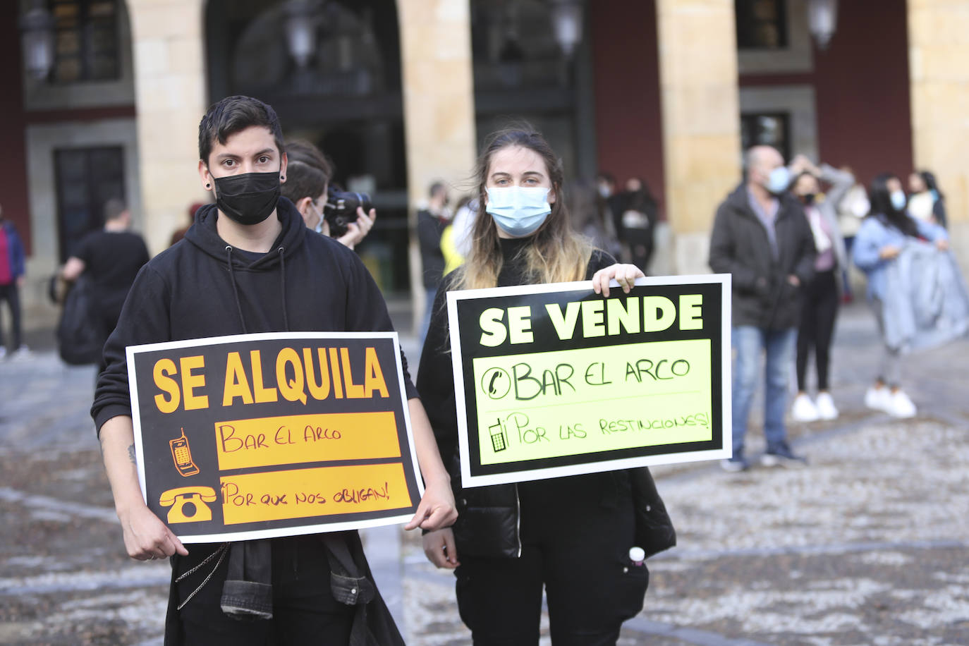Los participantes en la protesta han marchado por las aceras hasta el centro de Gijón, después de que Delegación del Gobierno les prohibiera la manifestación. Durante la marcha, han recibido el apoyo de vecinos y otros colectivos también afectados por las medidas del Gobierno, como los repartidos de bebida.