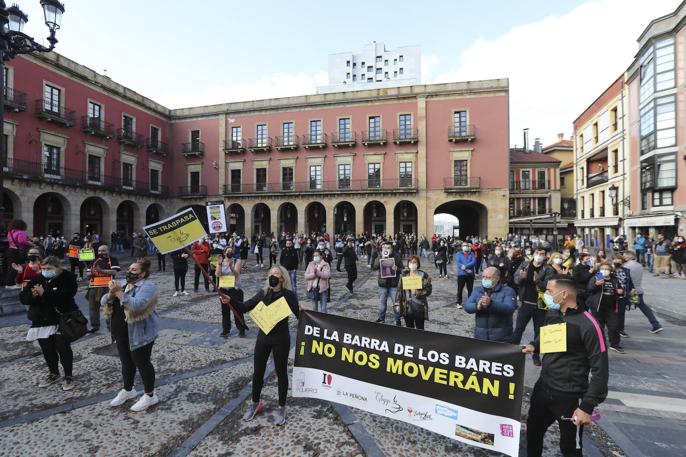 Los participantes en la protesta han marchado por las aceras hasta el centro de Gijón, después de que Delegación del Gobierno les prohibiera la manifestación. Durante la marcha, han recibido el apoyo de vecinos y otros colectivos también afectados por las medidas del Gobierno, como los repartidos de bebida.