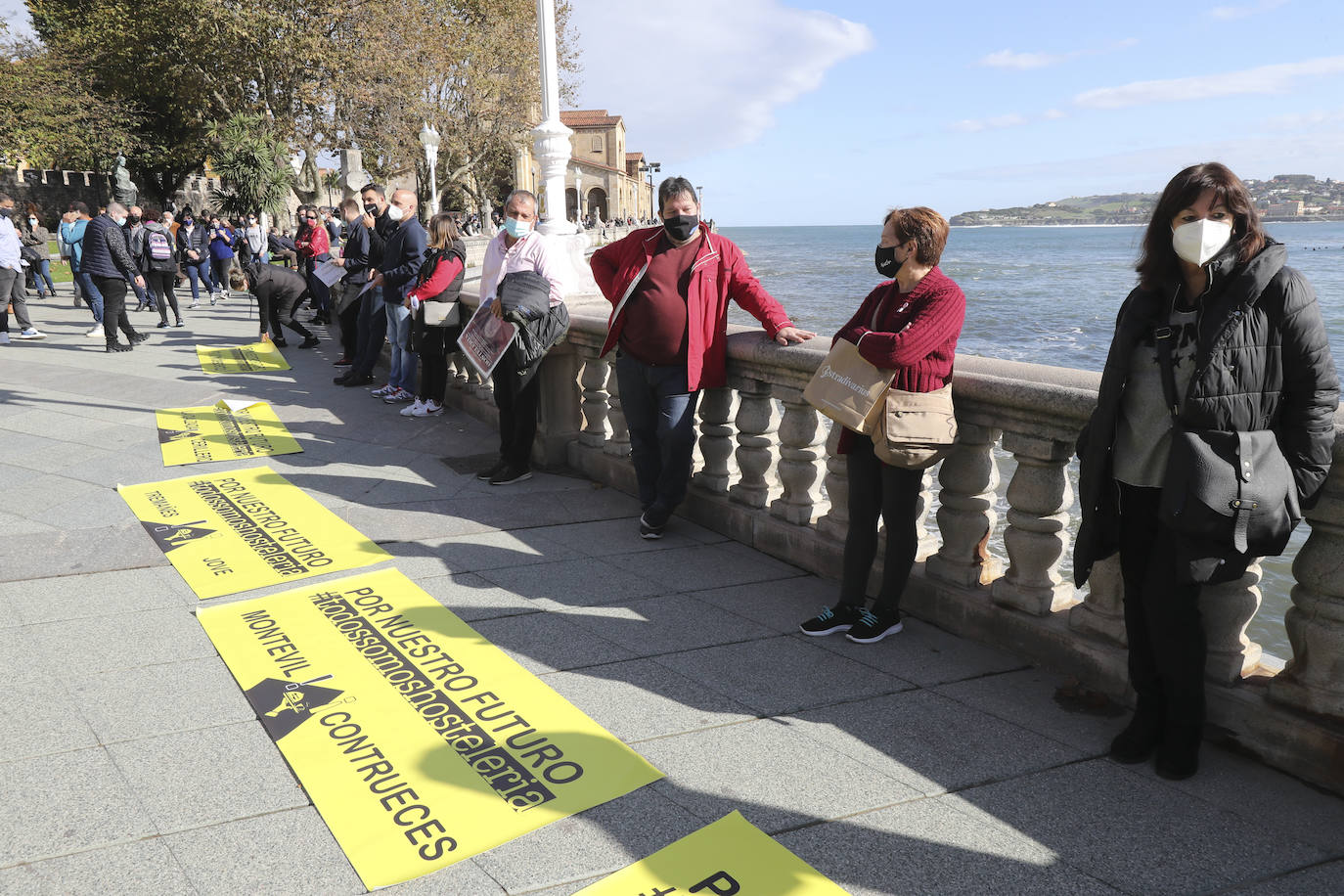 Los participantes en la protesta han marchado por las aceras hasta el centro de Gijón, después de que Delegación del Gobierno les prohibiera la manifestación. Durante la marcha, han recibido el apoyo de vecinos y otros colectivos también afectados por las medidas del Gobierno, como los repartidos de bebida.