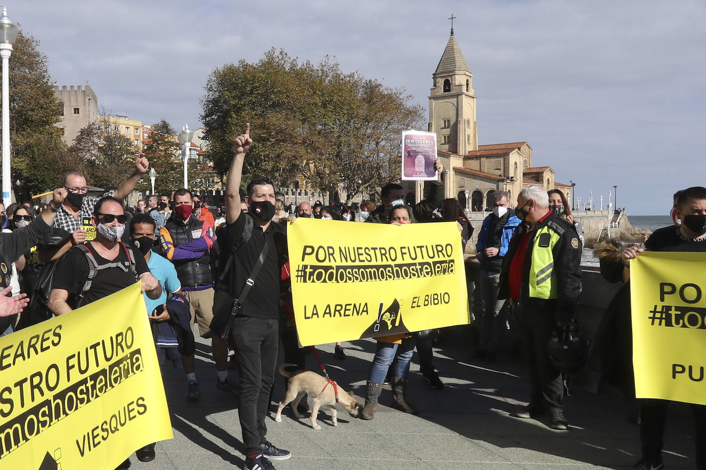 Los participantes en la protesta han marchado por las aceras hasta el centro de Gijón, después de que Delegación del Gobierno les prohibiera la manifestación. Durante la marcha, han recibido el apoyo de vecinos y otros colectivos también afectados por las medidas del Gobierno, como los repartidos de bebida.