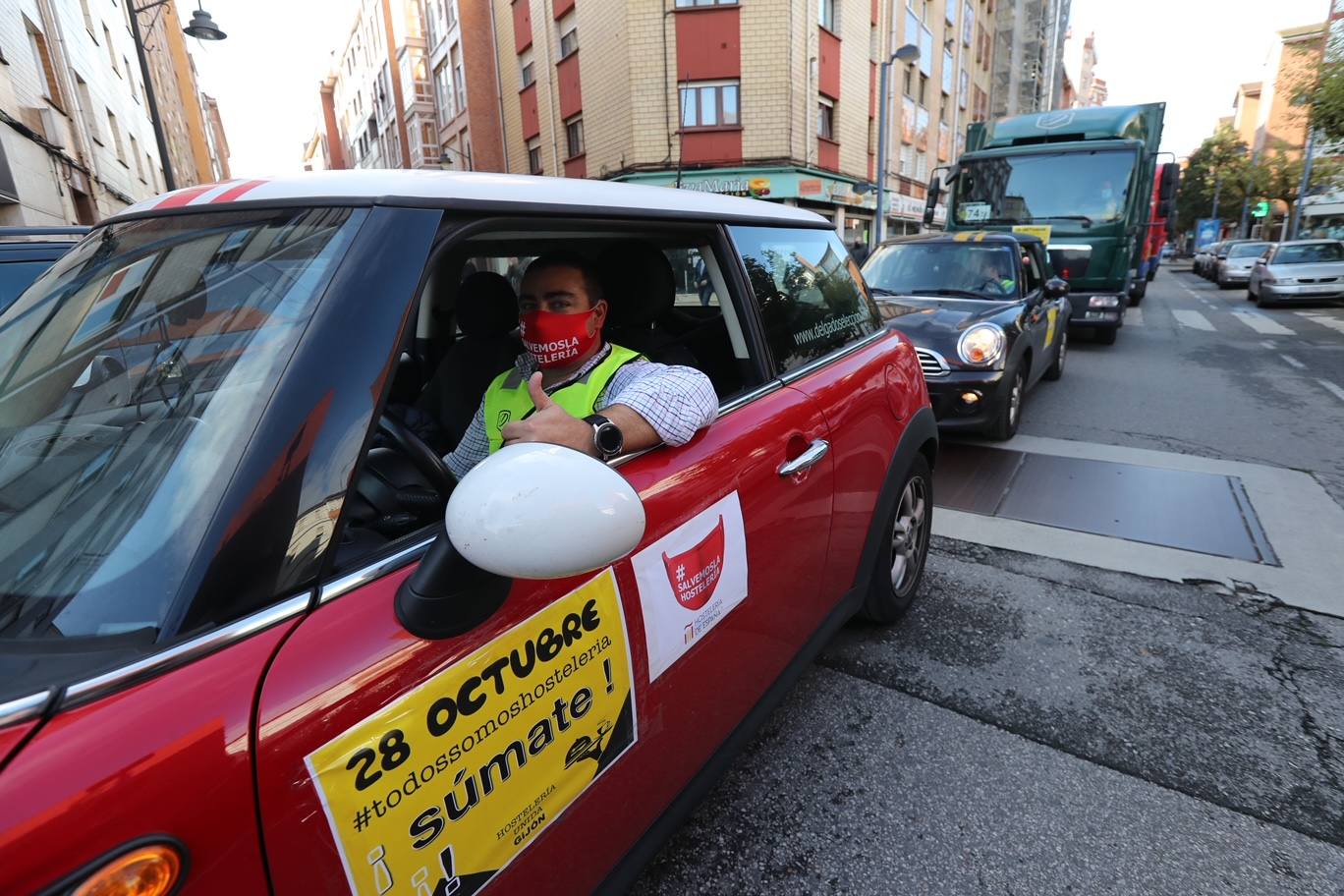 Los participantes en la protesta han marchado por las aceras hasta el centro de Gijón, después de que Delegación del Gobierno les prohibiera la manifestación. Durante la marcha, han recibido el apoyo de vecinos y otros colectivos también afectados por las medidas del Gobierno, como los repartidos de bebida.